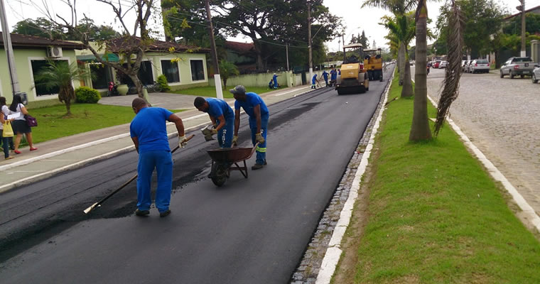 trabalhadores asfaltando uma rua