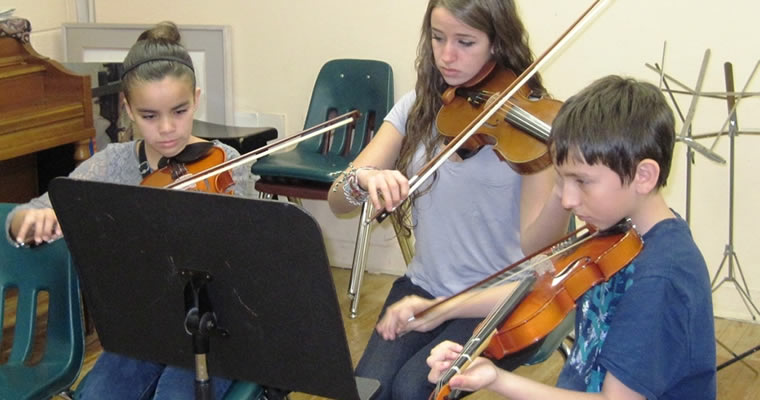 crianças estudando música